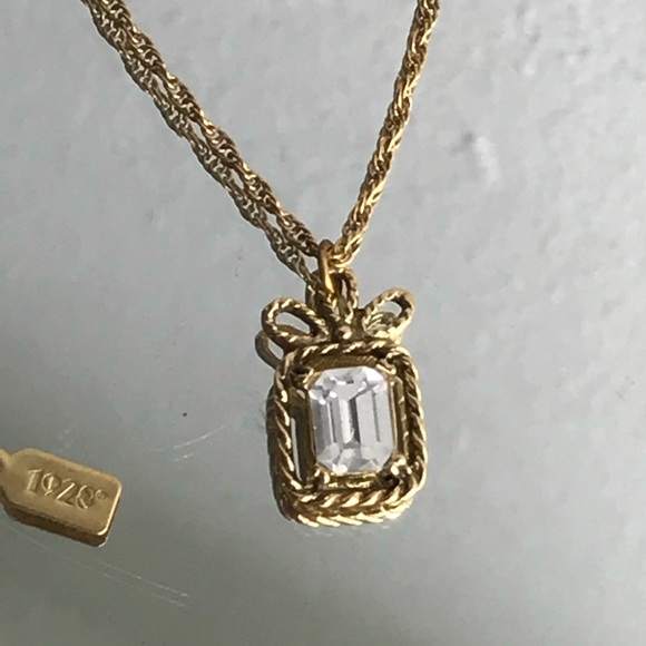 Jewelry - Vintage Emerald Cut White Topaz Necklace